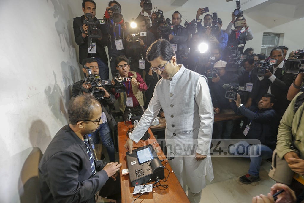 Sheikh Fazle Noor Taposh, the Awami League-backed mayoral candidate for Dhaka South, casts his vote at Dhanmondi's Kamrunnesa Government Girls High School on Saturday. Photo: Mahmud Zaman Ovi 