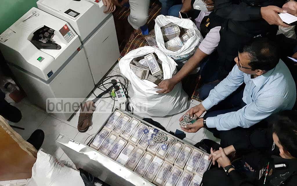 এনু ও রুপনের পুরান ঢাকার বাড়িতে অভিযান চালিয়ে পাঁচটি সিন্দুক থেকে কয়েক কোটি টাকা উদ্ধার করে র‌্যাব। 