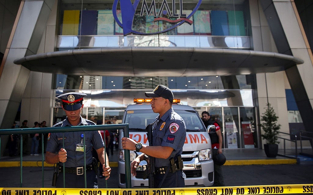 Sacked security guard holds dozens hostage at Philippine mall, one wounded