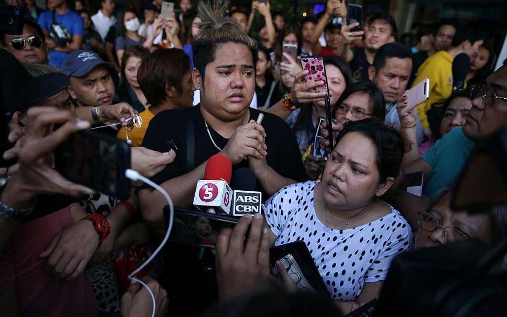 Sacked security guard holds dozens hostage at Philippine mall, one wounded