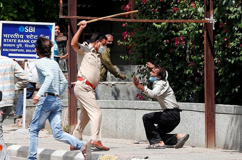 লকডাউন না মানায় ভারতের দিল্লিতে সাধারণ মানুষের উপর চড়াও পুলিশ। ছবি: রয়টার্স 