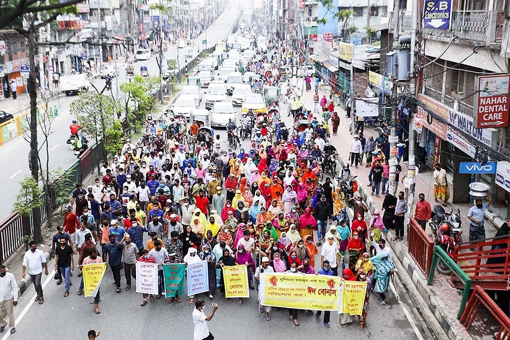 Disgruntled garment workers of Dragon Sweater Bangladesh Ltd brought out a procession at Malibagh Chowdhury Para in Dhaka on Wednesday to demand payment of wages and Eid allowance. Photo: Mahmud Zaman Ovi 