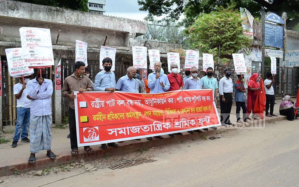 Samajtantrik Sramik Front, a leftist organisation of workers, demonstrates in Dhaka demanding permanent employment and cash aid for jute mill workers. Samajtantrik Sramik Front, a leftist organisation of workers, demonstrates in Dhaka demanding permanent employment and cash aid for jute mill workers.