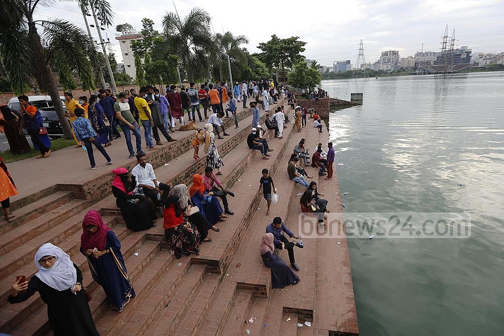 People hang out at Hatirjheel amid the coronavirus epidemic, but most of them are not wearing masks. 
