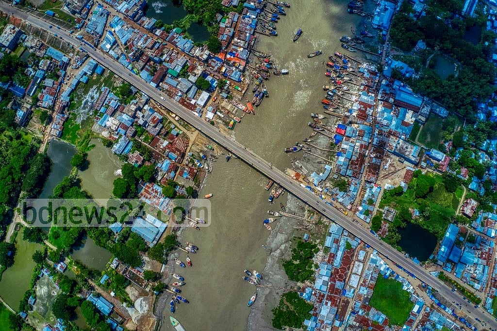 Shahid Sheikh Russel Bridge: The bridge was built over the Shibbaria River at Mahipur-Alipur point of Patuakhali-Kuakata Highway. The bridge has been named after Bangabandhu Sheikh Mujibur Rahman’s youngest son. One of the biggest fish landing centres in southern Bangladesh is situated under the bridge. 
