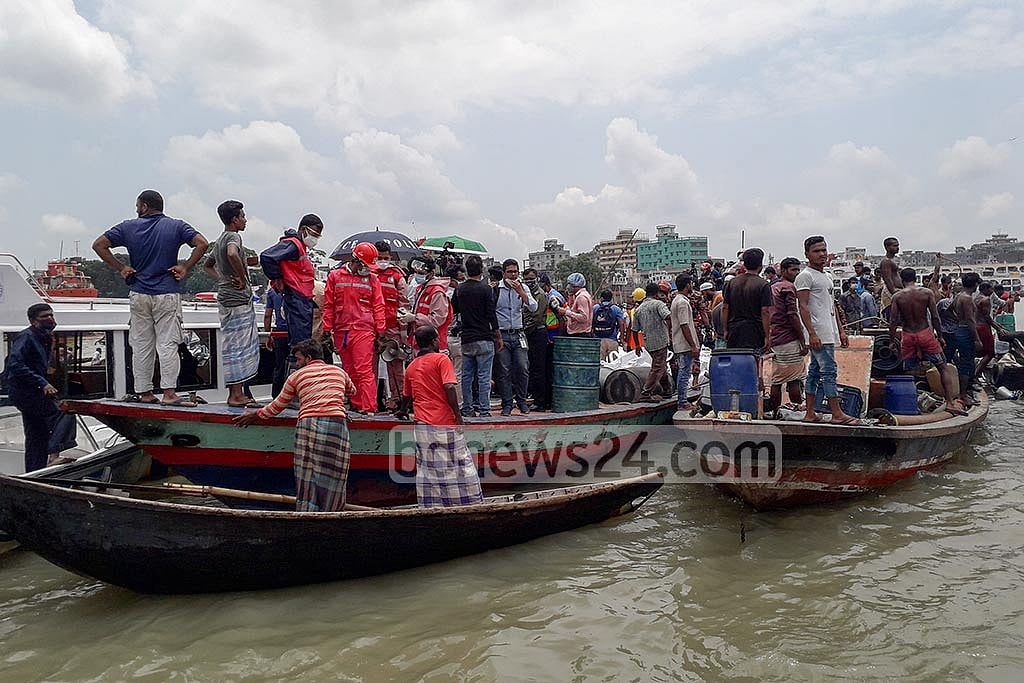 Divers from the fire service together with Navy and Coast Guard personnel conducted a rescue operation after a launch sank on the Buriganga River following a collision with another vessel near Dhaka's Shyambazar on Monday. Photo: Mahmud Zaman Ovi 