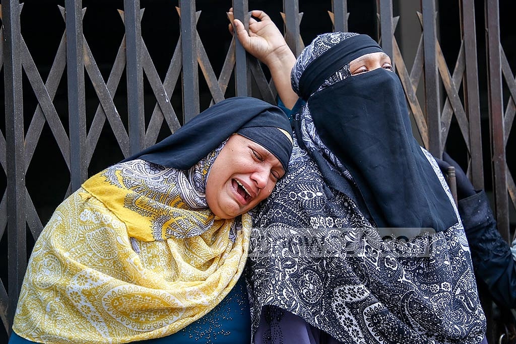 Shocked over the Buringanga launch capsize incident, relatives of the victims break down in tears in front of Mitford Hospital’s morgue in Old Dhaka. Photo: Mahmud Zaman Ovi 