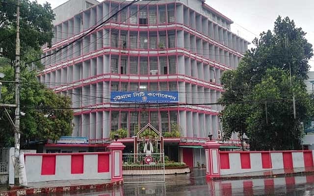 মেয়র-কাউন্সিলরদের অনুপস্থিতিতেই কাজ শুরু করেছেন চসিকের কর্মীরা