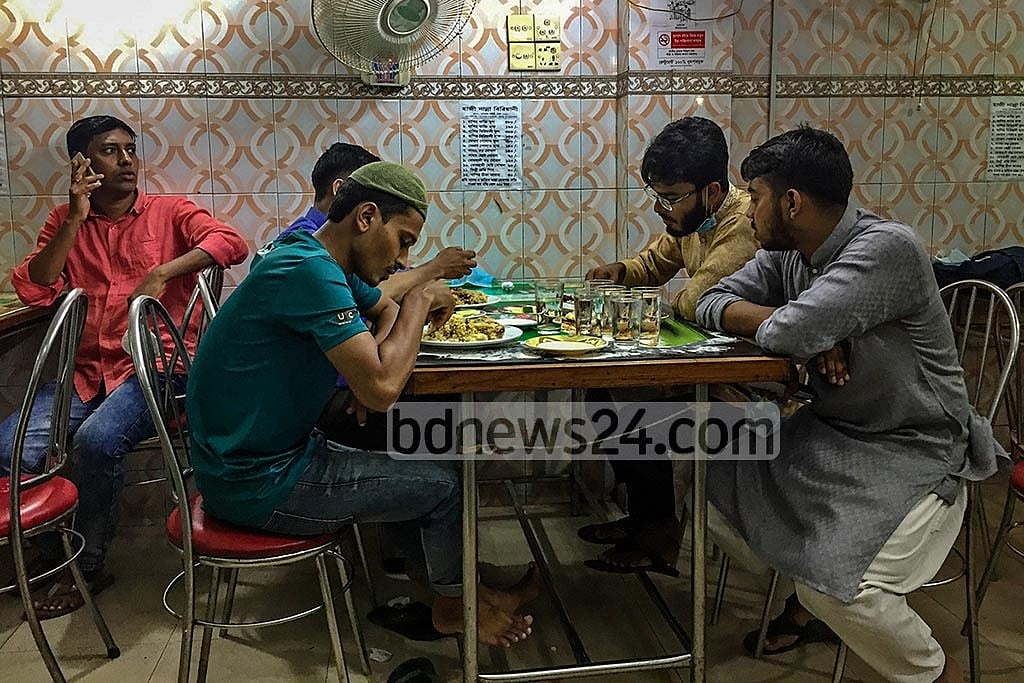 Nanna Biriyani in Old Dhaka is not following the social distancing rules. Photo: Hasan Bipul 