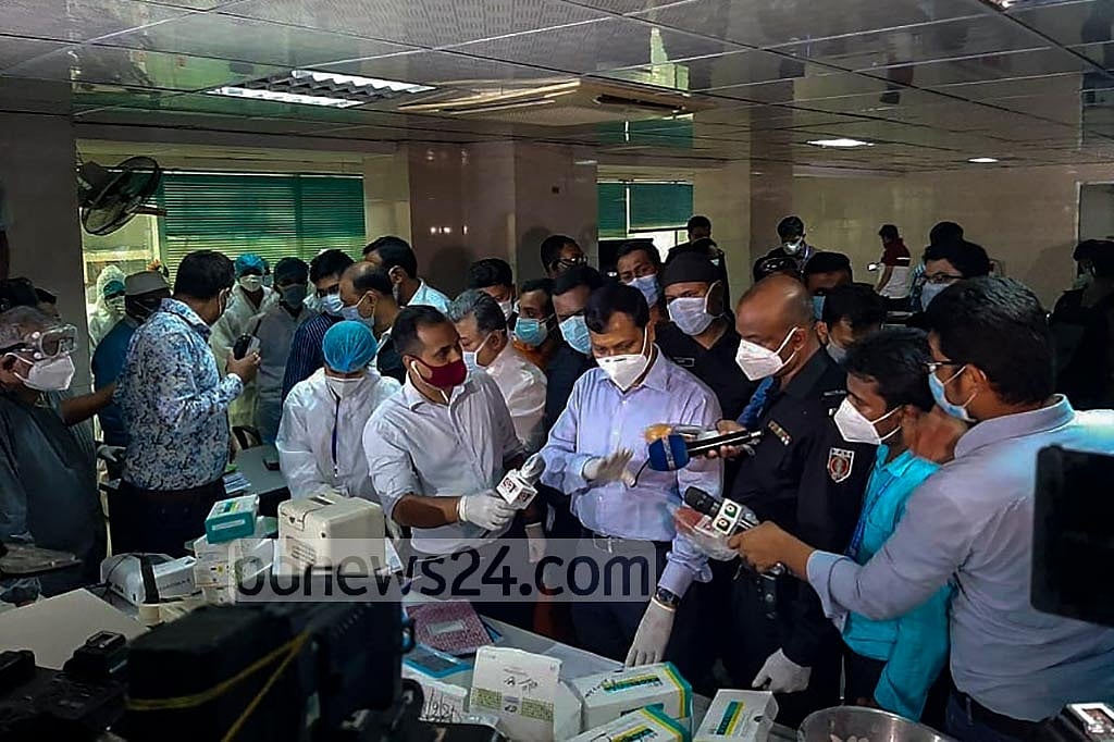 The RAB, led by Executive Magistrate Sarwoer Alam, raided Shahabuddin Medical College Hospital in Dhaka’s Gulshan on Sunday amid allegations of unapproved coronavirus test at the private facility. 