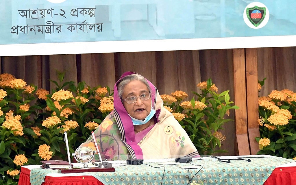 বৃহস্পতিবার কক্সবাজারের খুরুশকুলে জলবায়ু উদ্বাস্তুদের জন্য বিশেষ আশ্রয়ণ প্রকল্পে ফ্ল্যাট বরাদ্দ অনুষ্ঠানে গণভবন থেকে ভিডিও কনফারেন্সের মাধ্যমে বক্তব্য দেন প্রধানমন্ত্রী শেখ হাসিনা 