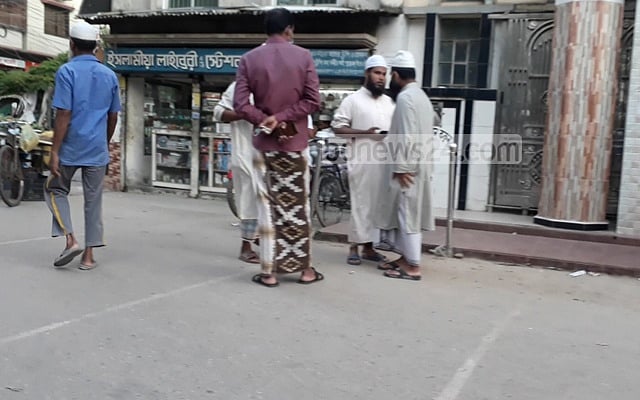 Some people do not wear masks while going to a mosque. 