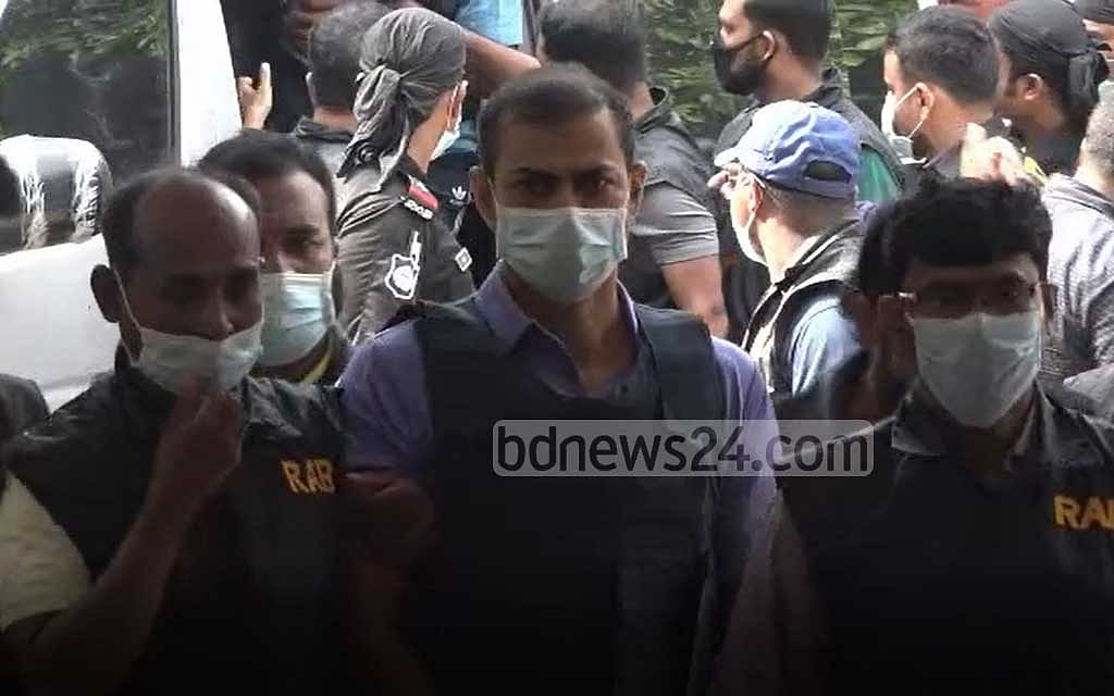 আদালতে ওসি প্রদীপ কুমার দাশ।