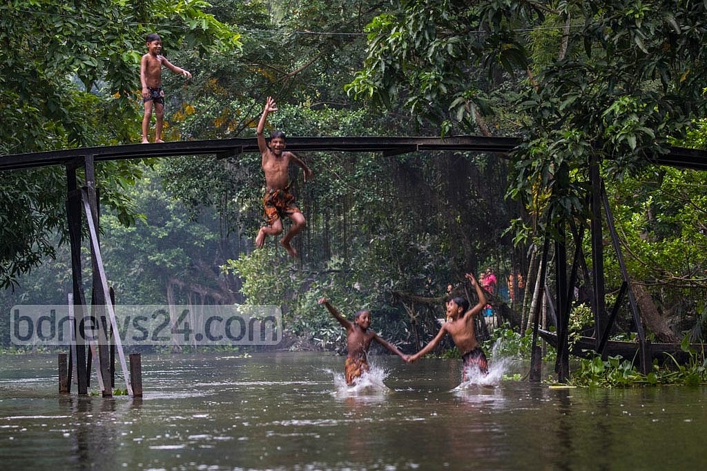 উত্তাপ কম তবু ঘামছে মানুষ, আগেই আসছে বর্ষা