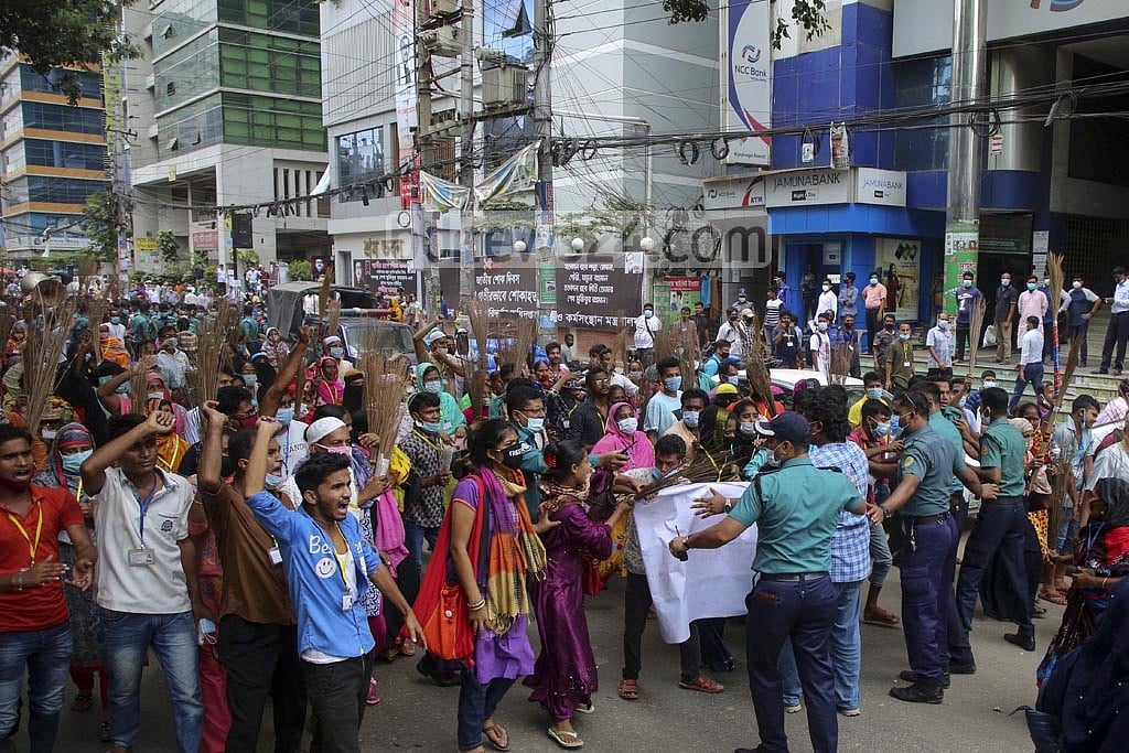 Workers of Dragon Sweater Bangladesh and Imperial Sweater Industries marched with broom from the Department of Labour headquarters in Dhaka on Sep 7, 2020 in a bid to besiege the owners to demand payment of dues from the provident fund, service benefit and earned leaves, but the police stopped their march at Bijoy Nagar. 