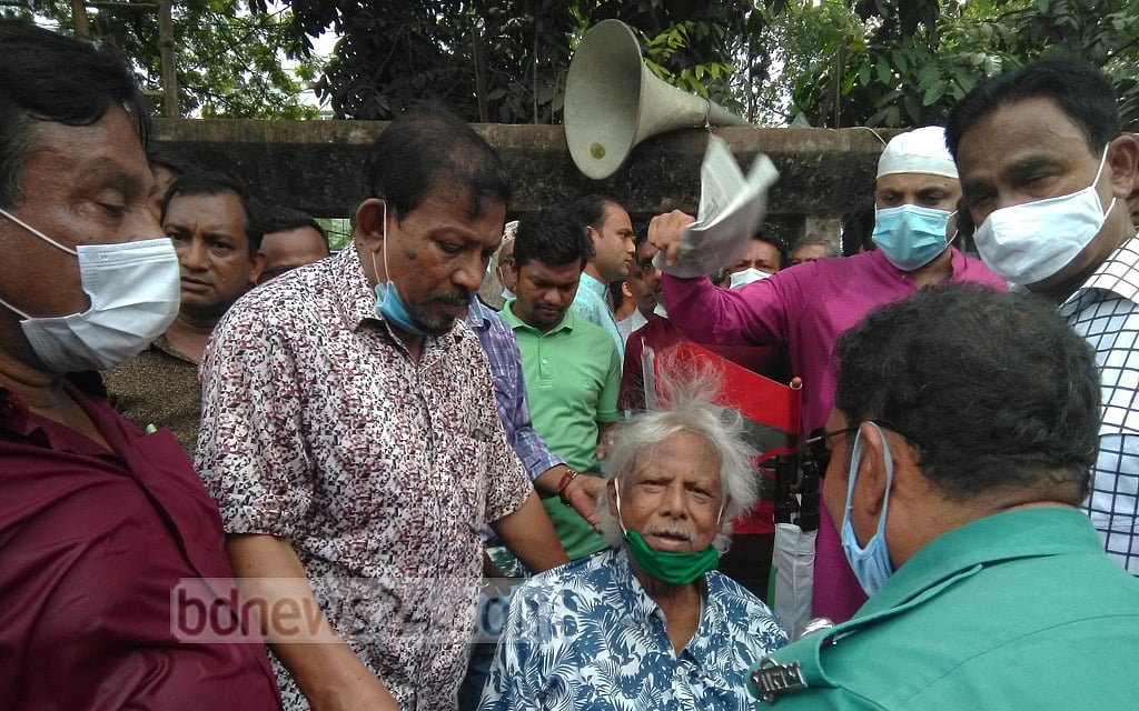 ভারতের পেঁয়াজ রপ্তানি বন্ধের প্রতিবাদে জাতীয়তাবাদী মুক্তিযোদ্ধা দলের উদ্যোগে জাতীয় প্রেস ক্লাবের সামনে সম্প্রতি মানববন্ধনে যোগ দিতে এসে অসুস্থ হয়ে পড়েছিলেন জাফরুল্লাহ চৌধুরী ফাইল ছবি
