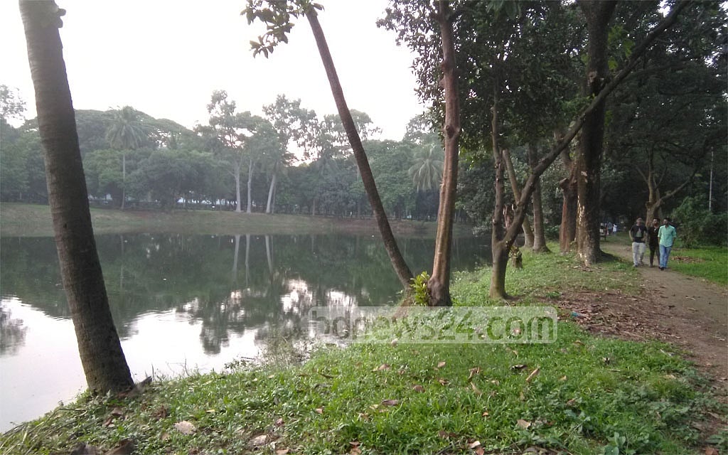 ঢাকার রমনা পার্ক; সবুজ এই পার্কে রয়েছে জলাশয়ও 