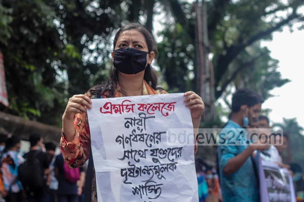 A woman holds a placard at a human-chain protest by the Bangladesh Nari Mukti Kendra and Samajtantrik Chhatra Front outside the National Press Club in Dhaka on Oct 6, 2020 demanding exemplary punishment of the rapists of a woman at the MC College in Sylhet. Photo: Joyanta Saha 