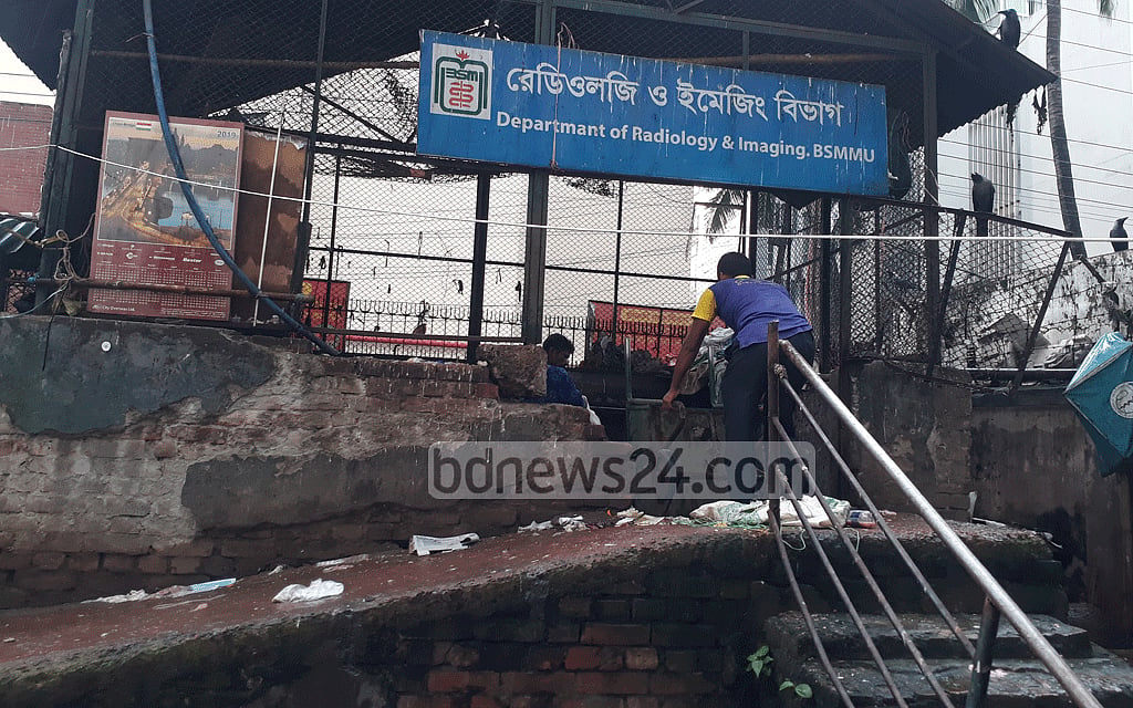 Cleaners are working at Bangabandhu Sheikh Mujib Medical University Hospital's waste disposal area without wearing any safety gear. Cleaners are working at Bangabandhu Sheikh Mujib Medical University Hospital's waste disposal area without wearing any safety gear.