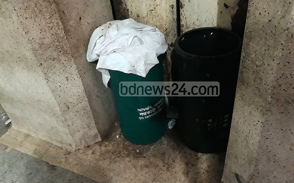 Although there are instructions to cover waste containers, many at Dhaka Medical College Hospital lie open. The containers do not have any instruction labels on them. Although there are instructions to cover waste containers, many at Dhaka Medical College Hospital lie open. The containers do not have any instruction labels on them.