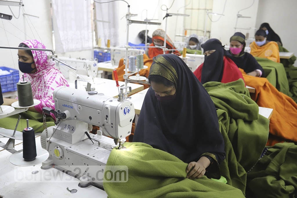 Bidyanondo has made preparations to distribute 10,000 blankets during the winter, said Zakir Hossain Pavel, a member of the executive council of the foundation. 