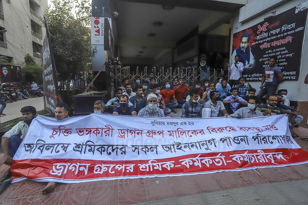 The workers of Dragon Sweater factory in Dhaka’s Malibagh demonstrated outside the Department of Labour over back pay on Nov 15, 2020. Photo: Asif Mahmud Ove 