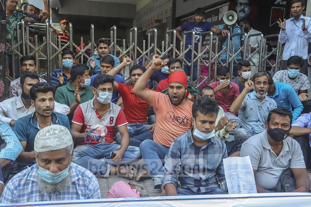 The workers of Dragon Sweater factory in Dhaka’s Malibagh demonstrated outside the Department of Labour over back pay on Nov 15, 2020. Photo: Asif Mahmud Ove 