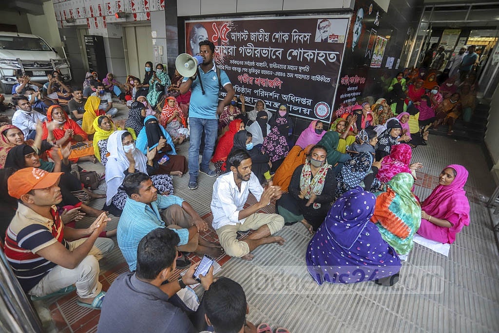 The workers of Dragon Sweater factory in Dhaka’s Malibagh demonstrated outside the Department of Labour over back pay on Nov 15, 2020. Photo: Asif Mahmud Ove 