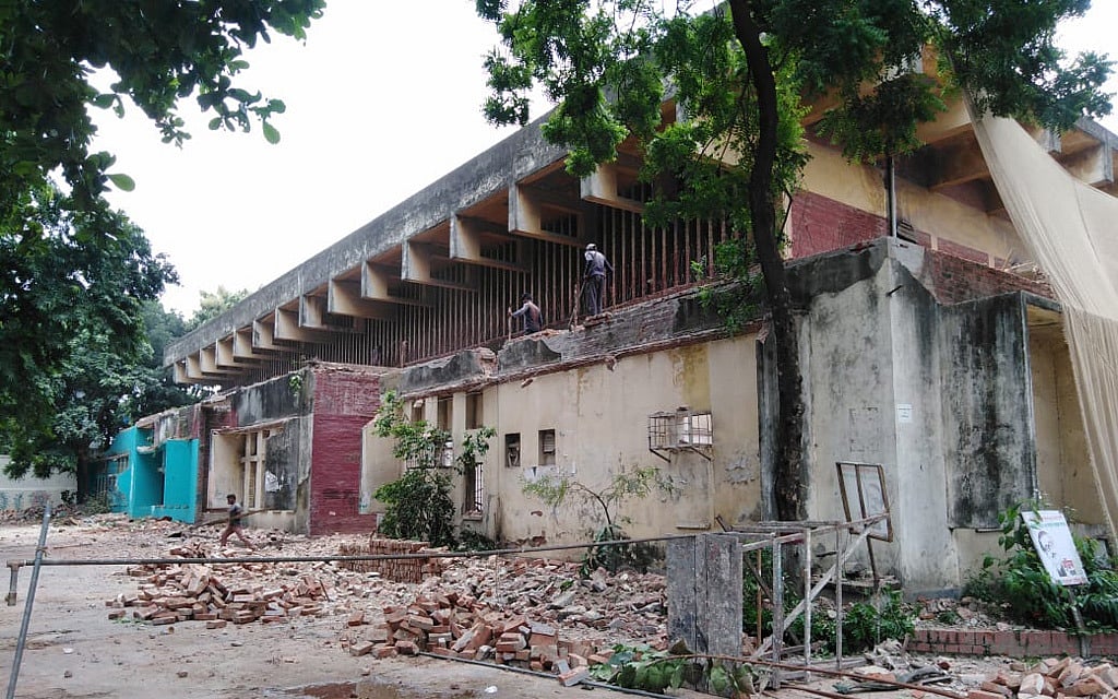 ২০১৮ সালে ‘বিএফডিসি কমপ্লেক্স’ নির্মাণের কাজ শুরু হলেও আট বছরেও কাজের অগ্রগতি খুবই ধীর, কবে নাগাদ শেষ হতে পারে তারও নেই কোনো ঠিক। 