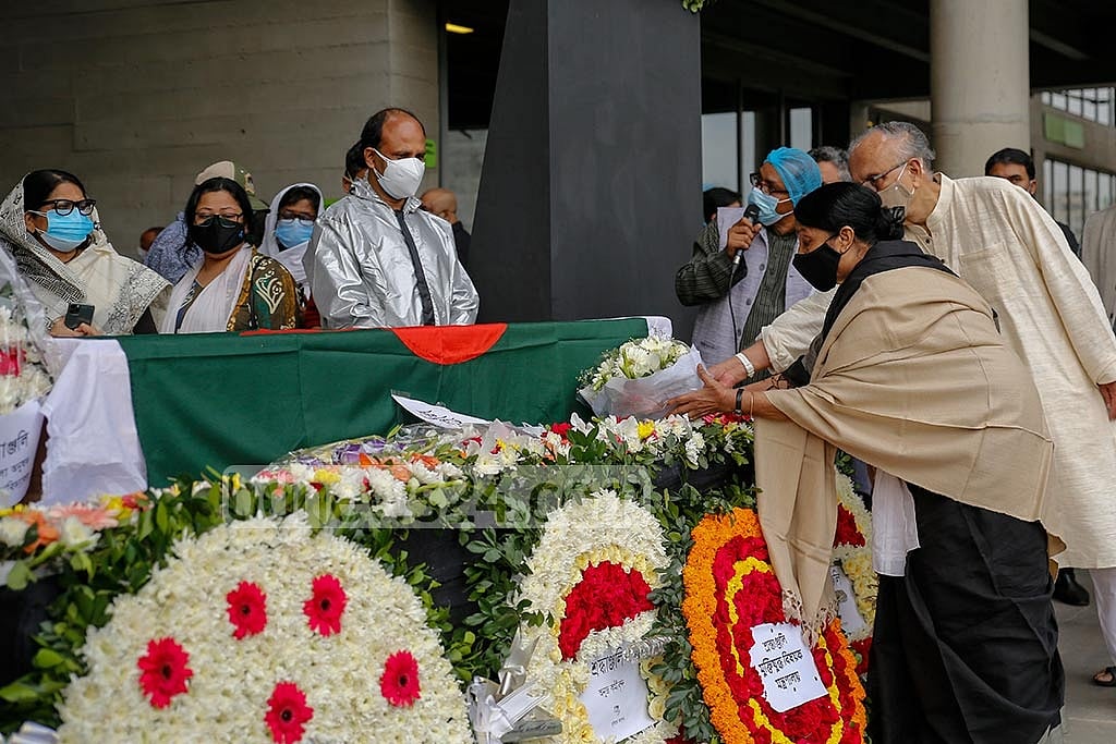 Actor couple Ramendu Majumdar and Ferdausi Majumdar pay their final respects to Aly Zaker at the Liberation War Museum in Dhaka, Nov 27, 2020. Photo: Mahmud Zaman Ovi Actor couple Ramendu Majumdar and Ferdausi Majumdar pay their final respects to Aly Zaker at the Liberation War Museum in Dhaka, Nov 27, 2020. Photo: Mahmud Zaman Ovi