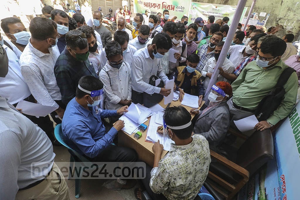 ব্যক্তি শ্রেণির করদাতারা আয়কর বিবরণী জমা দিতে ভিড় করছেন আয়কর মেলায়। ফাইল ছবি ব্যক্তি শ্রেণির করদাতারা আয়কর বিবরণী জমা দিতে ভিড় করছেন আয়কর মেলায়। ফাইল ছবি