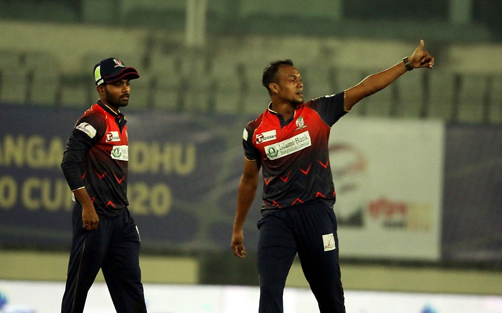 প্রতিপক্ষের রান উৎসবে কামরুলের হ্যাটট্রিক