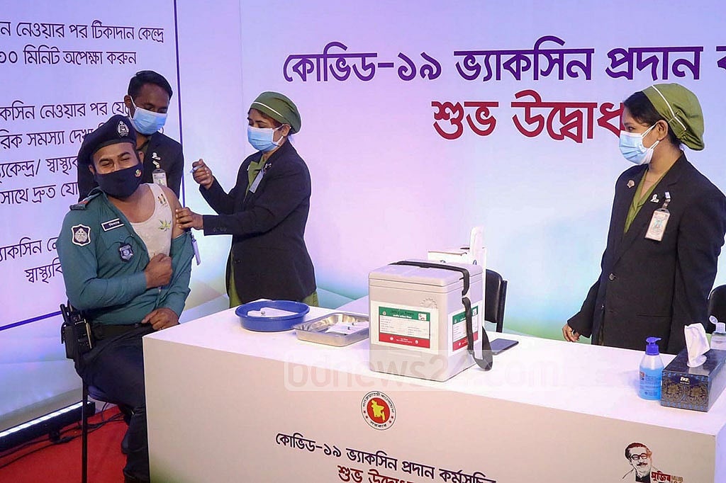 Md Didarul Islam, a member of traffic police’s Motijheel unit, was given a dose of the coronavirus vaccine at the inauguration of the vaccination drive in Dhaka’s Kurmitola General Hospital on Wednesday, Jan 27, 2021. Photo: PMO 