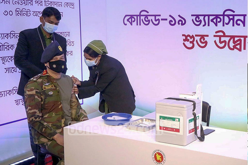 Brigadier General M Imran Hamid of Bangladesh Army was among the first five people to receive the coronavirus vaccine in Dhaka’s Kurmitola General Hospital on Wednesday, Jan 27, 2021. Photo: PMO 