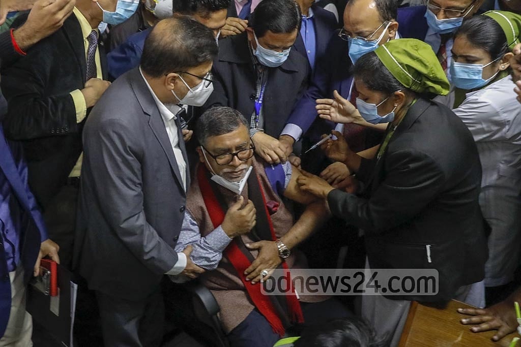Feb 7, 2021: Health Minister Zahid Maleque receives the first dose of the coronavirus vaccine in Dhaka’s Sheikh Russel National Gastroliver Institute and Hospital. “It’s a happy day for us,” the minister said. A photo of Maleque being flanked by a crowd of onlookers as he took the shot later became a hot topic on social media. Photo: Mahmud Zaman Ovi Feb 7, 2021: Health Minister Zahid Maleque receives the first dose of the coronavirus vaccine in Dhaka’s Sheikh Russel National Gastroliver Institute and Hospital. “It’s a happy day for us,” the minister said. A photo of Maleque being flanked by a crowd of onlookers as he took the shot later became a hot topic on social media. Photo: Mahmud Zaman Ovi