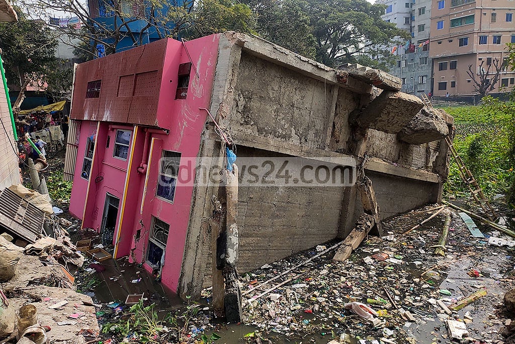 Feb 09, 2021:  A three-storey building next to the Charail playground in Dhaka's Keraniganj collapsed and toppled into a nearby swamp. Thankfully, no one was hurt in the incident. Photo: Asif Mahmud Ove Feb 09, 2021:  A three-storey building next to the Charail playground in Dhaka's Keraniganj collapsed and toppled into a nearby swamp. Thankfully, no one was hurt in the incident. Photo: Asif Mahmud Ove