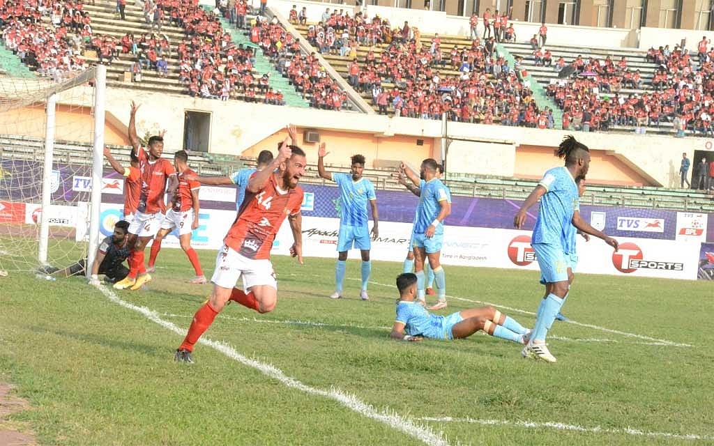 ২ লাল কার্ড ও ৪ গোলের আবাহনী-কিংস ম্যাচ ড্র