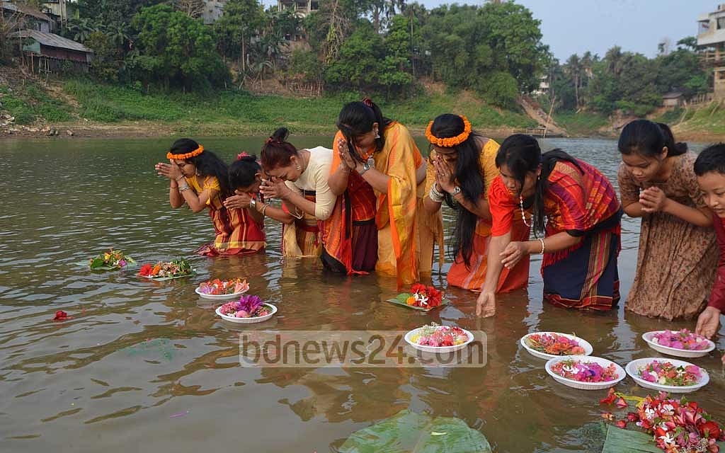 ফুল ভাসানোতেও কোথাও কোথাও ব্যবহৃত হচ্ছে সিঙ্গেল ইউজ প্লাস্টিকের প্লেট। 