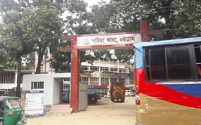 বাস থেকে নামিয়ে ৬৫ ভরি সোনা ছিনতাই যুবদল নেতার
