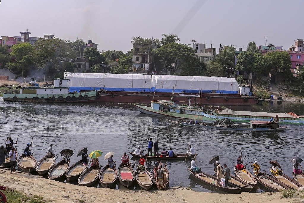 দেশের প্রথম মেট্রোরেলের ট্রেন বহনকারী বার্জ। ঢাকার তুরাগ নদের কাউন্দিয়া হয়ে বুধবার চারটি কোচ নিয়ে উত্তরার দিয়াবাড়ির ম্যাস ট্রানজিট কোম্পানি লিমিটেডের (ডিএমটিসিএল) জেটির পথে বার্জটি। ছবি: আসিফ মাহমুদ অভি 