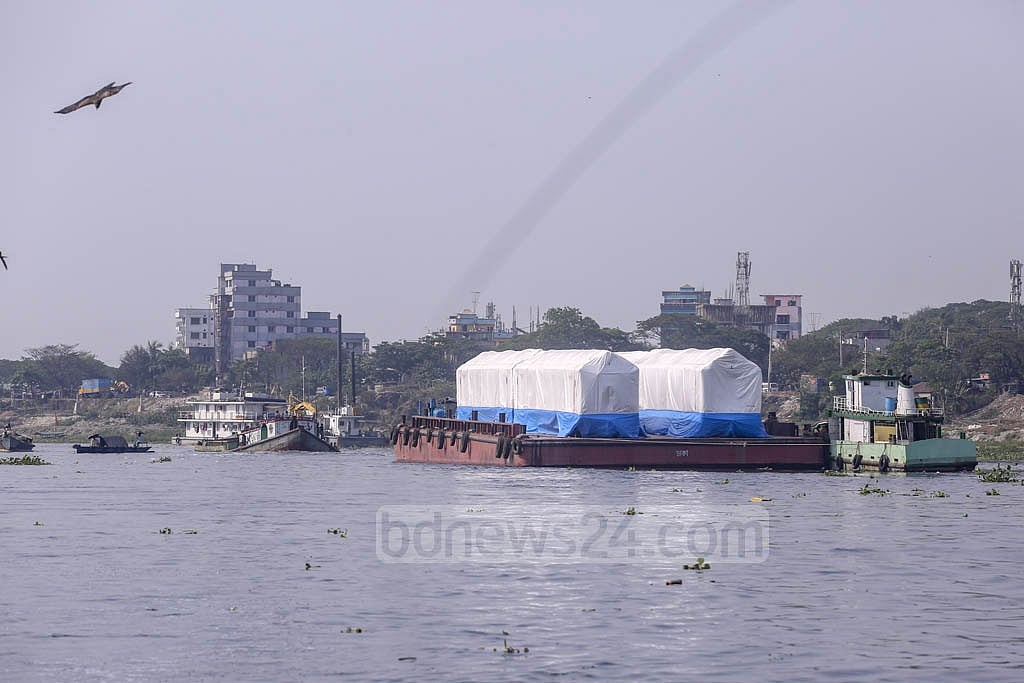 দেশের প্রথম মেট্রোরেলের ট্রেন বহনকারী বার্জ। ঢাকার তুরাগ নদের কাউন্দিয়া হয়ে বুধবার চারটি কোচ নিয়ে উত্তরার দিয়াবাড়ির ম্যাস ট্রানজিট কোম্পানি লিমিটেডের (ডিএমটিসিএল) জেটির পথে বার্জটি। ছবি: আসিফ মাহমুদ অভি 
