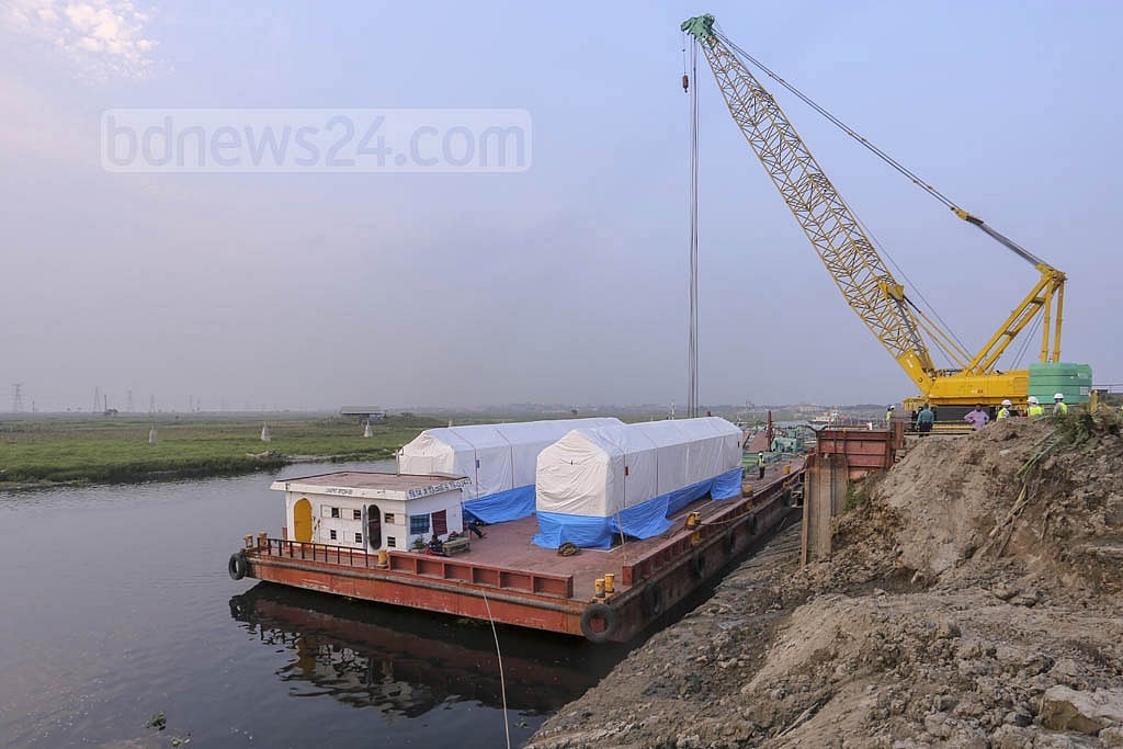 ঢাকার উত্তরার দিয়াবাড়ির ম্যাস ট্রানজিট কোম্পানি লিমিটেডের (ডিএমটিসিএল) নতুন জেটিতে মেট্রোরেলের দুটি কোচ বিকাল ৫টায় এসে পৌঁছায়। ছবি: আসিফ মাহমুদ অভি 