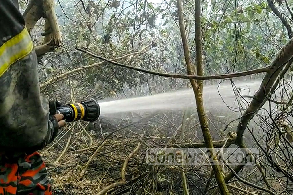 May 04, 2021: Fire Service personnel engage in efforts to douse the fire that broke out in the Daser Bharani Patrol Camp area under Sharonkhola range in the Sundarbans. The fire burned down trees across 1.31 acres of forest before the firefighters brought it under control after almost 30 hours. May 04, 2021: Fire Service personnel engage in efforts to douse the fire that broke out in the Daser Bharani Patrol Camp area under Sharonkhola range in the Sundarbans. The fire burned down trees across 1.31 acres of forest before the firefighters brought it under control after almost 30 hours.
