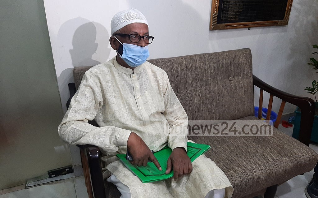 গত বছর পাঁচলাইশ থানায় মিতুর বাবা সাবেক পুলিশ কর্মকর্তা মোশাররফ হোসেন। ফাইল ছবি