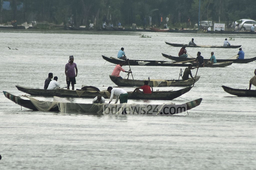 হালদা নদীর হাটহাজারী ও রাউজান অংশের আজিমের ঘাট, অংকুরি ঘোনা, কাগতিয়ার মুখ, গড়দুয়ারা নয়াহাট, রাম দাশ মুন্সির ঘাট, মাছুয়া ঘোনা ও সত্তার ঘাট অংশে ডিম আহরণে  জেলেরা    ফাইল ছবি : সুমন বাবু