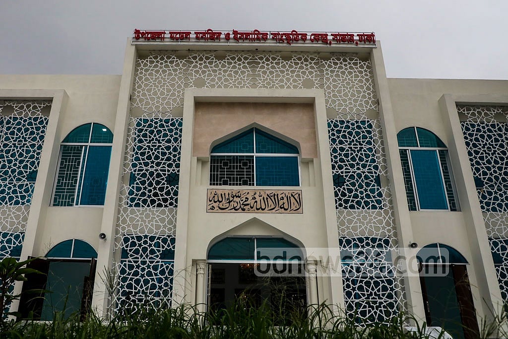 সরকারের দাবি, বিশ্বে কোনো দেশে একসঙ্গে এত বিপুল সংখ্যক মসজিদ নির্মাণ এটাই প্রথম। সরকারের দাবি, বিশ্বে কোনো দেশে একসঙ্গে এত বিপুল সংখ্যক মসজিদ নির্মাণ এটাই প্রথম।