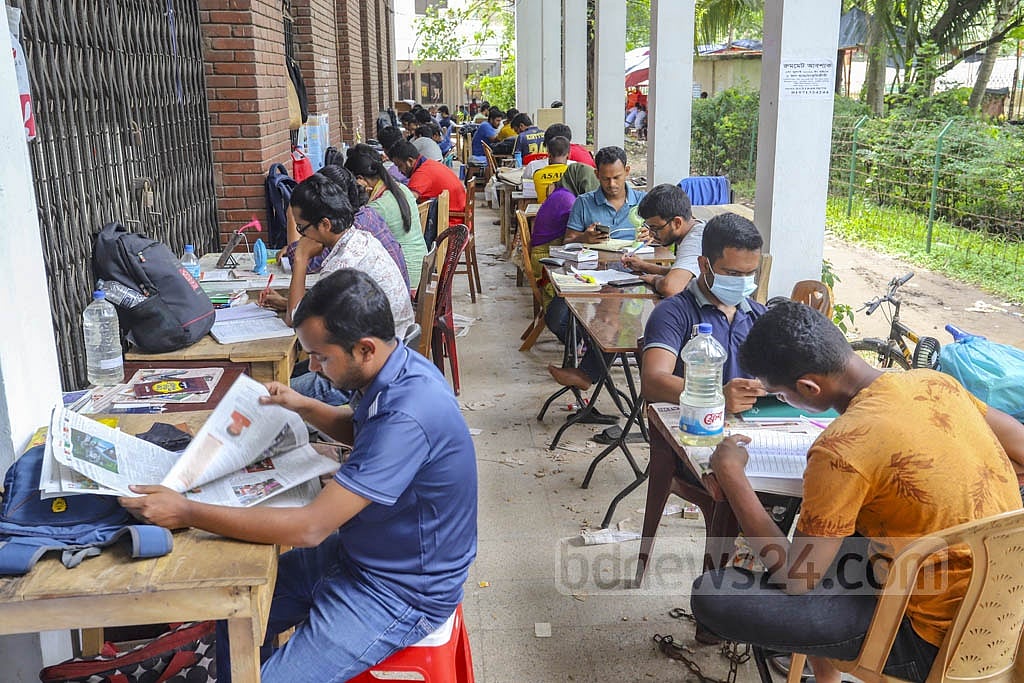 Jun 24, 2021: Students chasing jobs are studying for recruitment tests on the veranda of the library at Dhaka University’s Faculty of Science. Photo: Asif Mahmud Ove Jun 24, 2021: Students chasing jobs are studying for recruitment tests on the veranda of the library at Dhaka University’s Faculty of Science. Photo: Asif Mahmud Ove