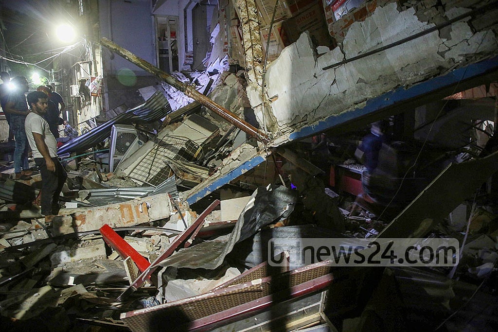 An old three-storey building in Moghbazar Wireless Gate’s 79 Outer Circular Road came crashing down after a blast on Sunday, Jun 27, 2021. 