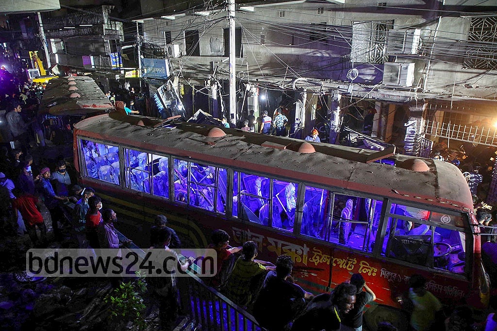 Jun 27, 2021: A horrific explosion triggers the partial collapse of a building while shattering the glass walls of dozens of nearby structures in Moghbazar’s Wireless Gate in Dhaka. The incident left 11 people dead and more than 50 injured. The blast is believed to have been caused by a gas leak somewhere in the building. Photo: Mahmud Zaman Ovi Jun 27, 2021: A horrific explosion triggers the partial collapse of a building while shattering the glass walls of dozens of nearby structures in Moghbazar’s Wireless Gate in Dhaka. The incident left 11 people dead and more than 50 injured. The blast is believed to have been caused by a gas leak somewhere in the building. Photo: Mahmud Zaman Ovi