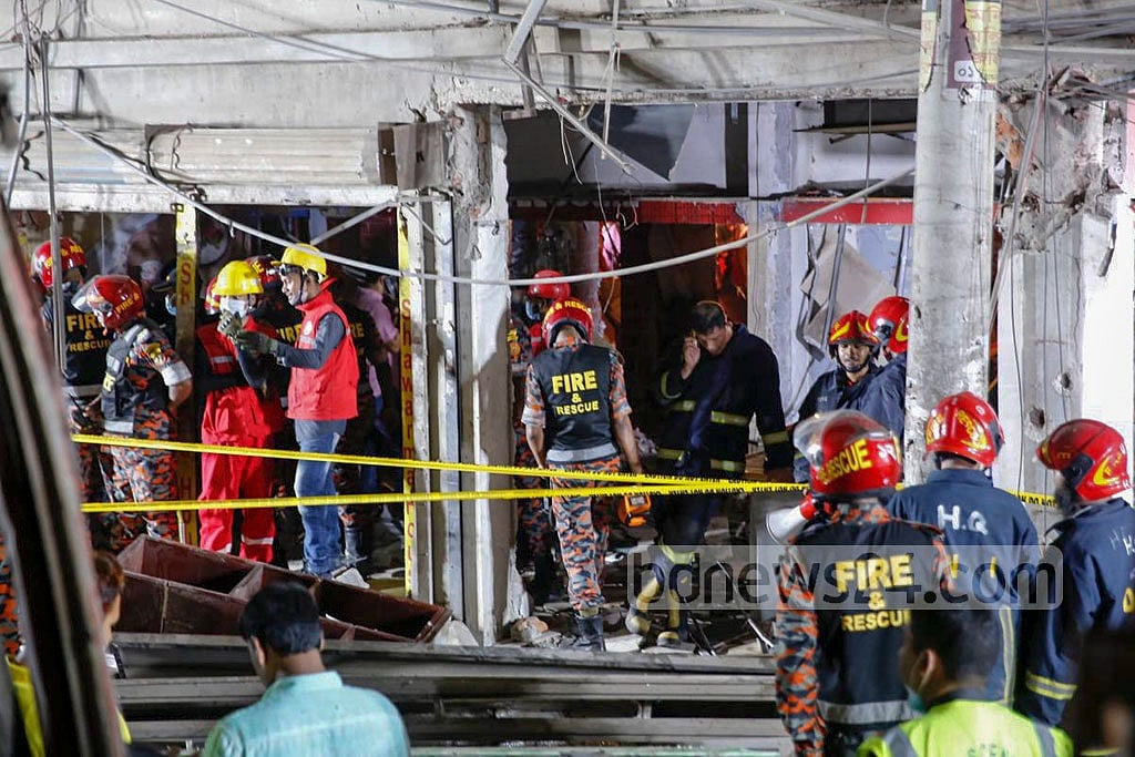 A rescue operation is underway at a three-storey building in Moghbazar Wireless Gate’s 79 Outer Circular Road after it collapsed following a blast on Sunday, Jun 27, 2021. Photo: Mahmud Zaman Ovi 